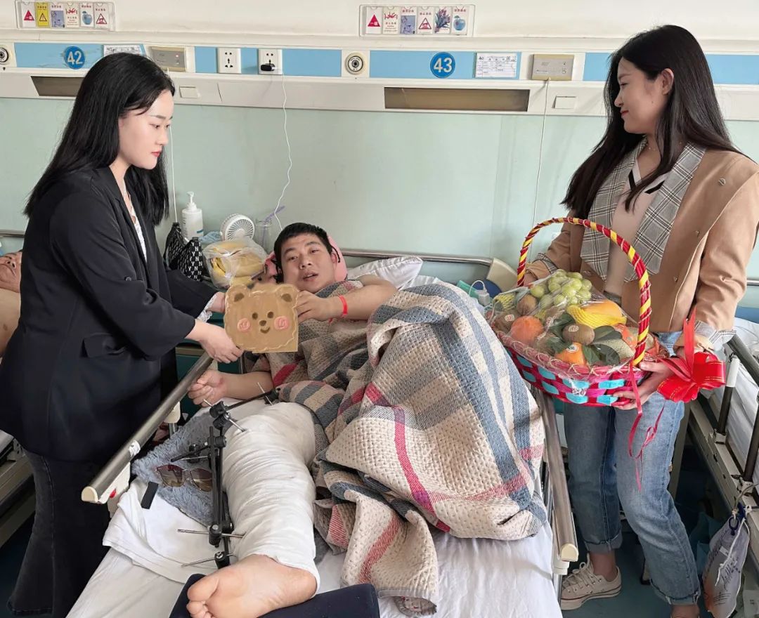宝德工会暖心探望生病员工